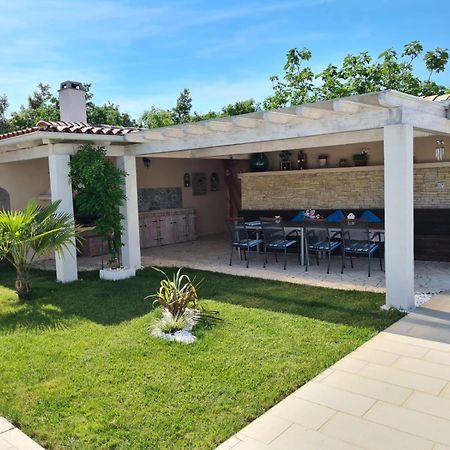Villa Tanga Ровин Екстериор снимка
