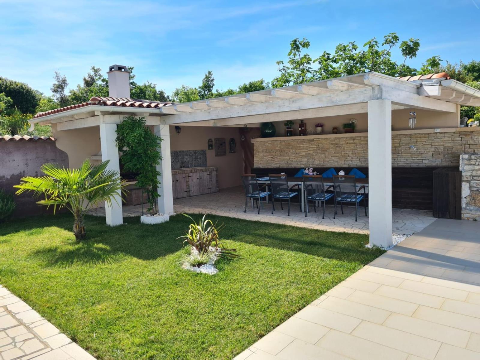 Villa Tanga Ровин Екстериор снимка