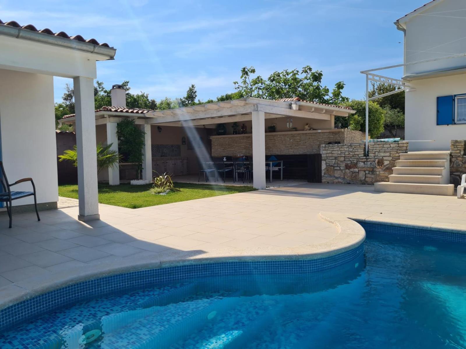 Villa Tanga Ровин Екстериор снимка