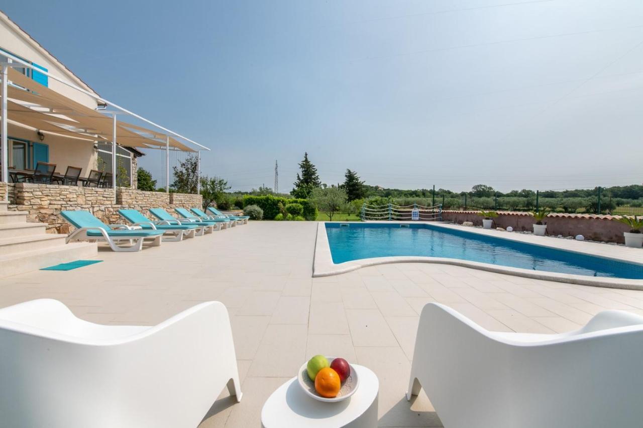 Villa Tanga Ровин Екстериор снимка