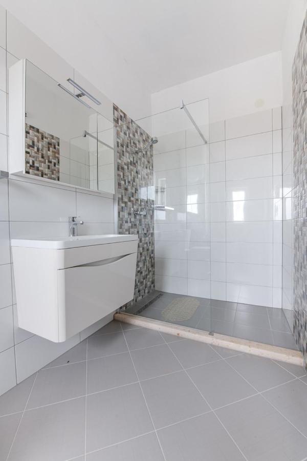 Villa Tanga Ровин Екстериор снимка