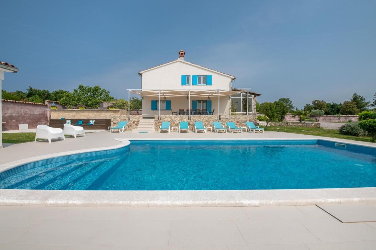 Villa Tanga Ровин Екстериор снимка
