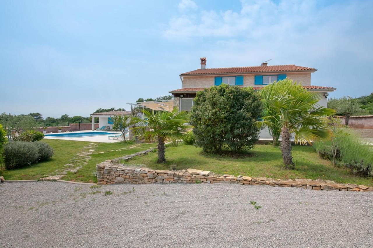 Villa Tanga Ровин Екстериор снимка