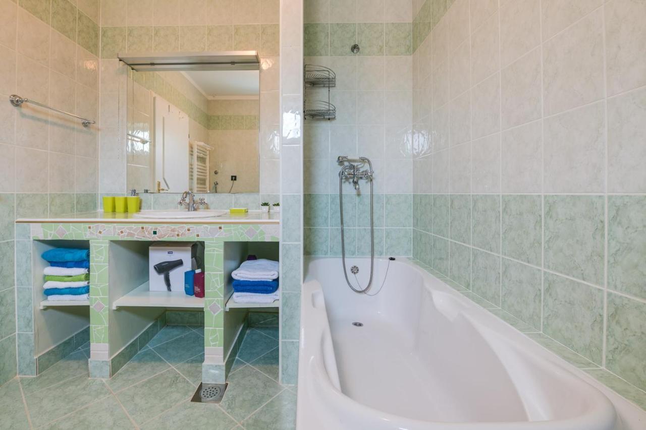 Villa Tanga Ровин Екстериор снимка